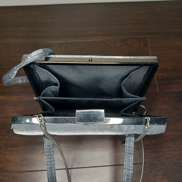 Silver-gray satin hand bag with shoulder strap - Picture 4 of 6